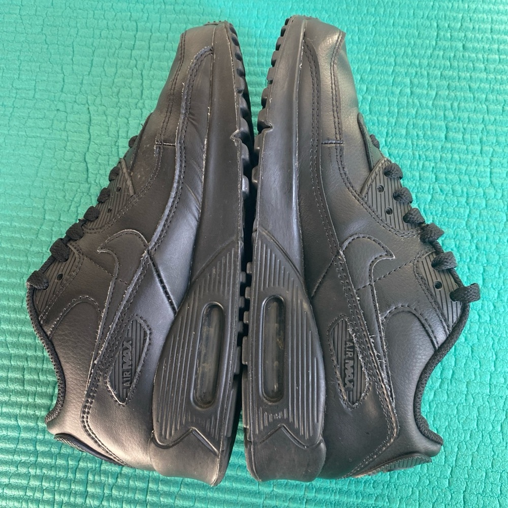 Nike Youth size5  Black  Air Max Sneakers